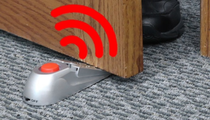 This dual function alarm doorstop keeps intruders out. No installation required: as soon as someone pushes the door, a 90 dB alarm will warn you that someone is trying to enter.